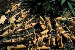 Archipel-des-Comores;-Artisanat;-Bois;-Dauphin;-France;-Kaleidos;-Kaleidos-images;-La-parole-à-limage;-Laurent-Abad;-Mayotte;-Océan-Indien;-Pirogue;-Sculpture;-Souvenirs;-Stories-Pictures;-Tortue